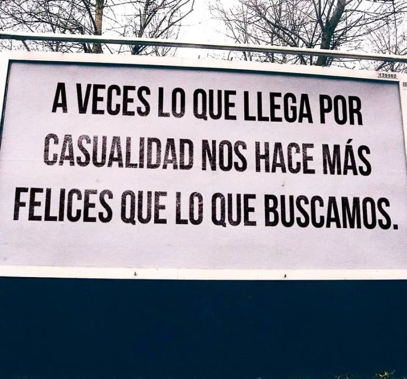a veces lo que llega por casualidad nos hace mas felicies que lo que buscamos.jpg